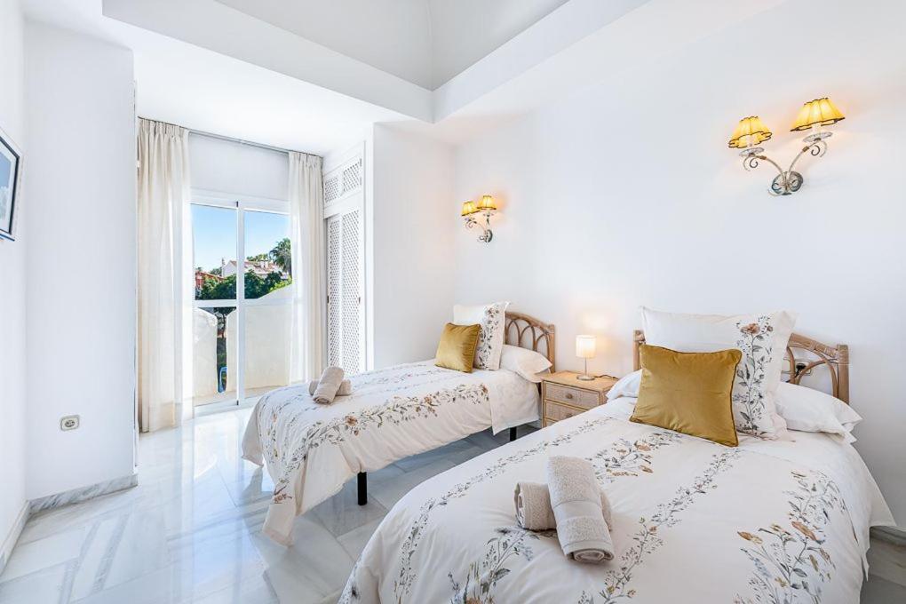 PUERTO DE BENALMÁDENA APARTAMENTO VACACIONAL con VISTAS AL MAR Y YATES TRES HABITACIONES 2 BAÑOS Esterno foto